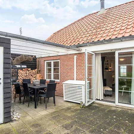 Seaside Fun Retreat-by Traum *